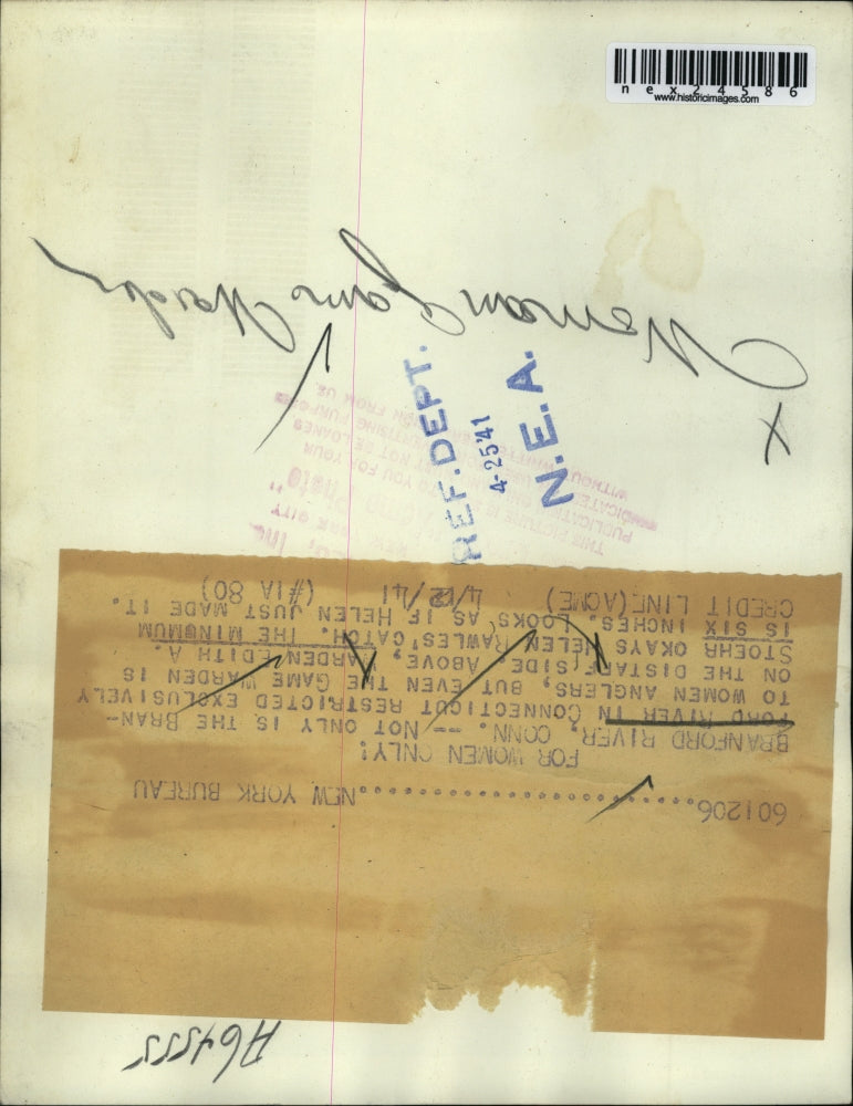 1941 Press Photo Warden Edith A. Stoehr okays Helen Rawles' catch in Brandford