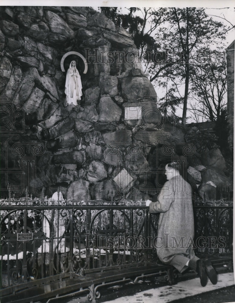 1954 Press Photo Terry kneels at grotto of Our Lady on Notre Dame campus