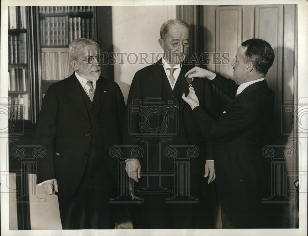 1934 Press Photo MArcel de Vernhill gives medal to Dr Josiah Penniman