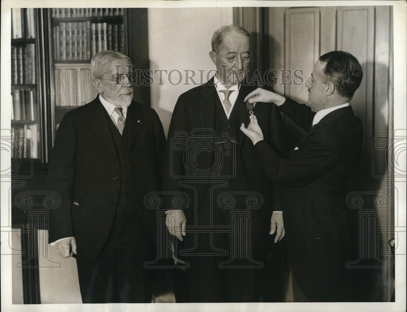 Load image into Gallery viewer, 1934 Press Photo MArcel de Vernhill gives medal to Dr Josiah Penniman
