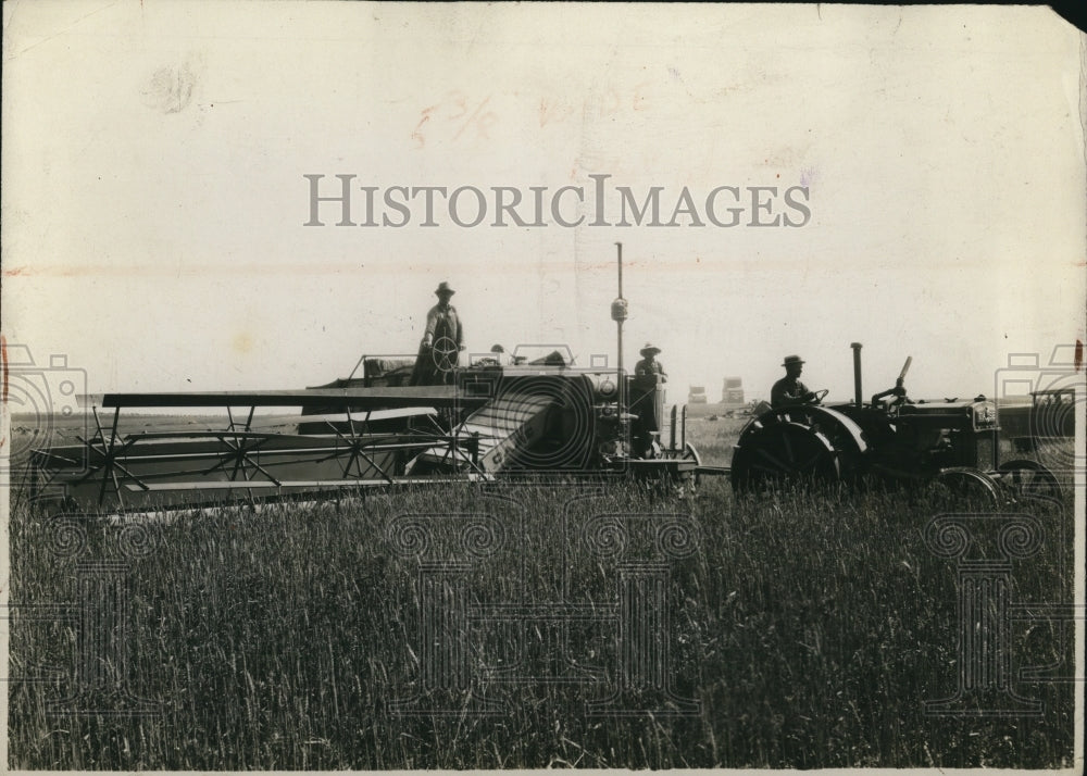 1928 Press Photo Harvesting Western Canada