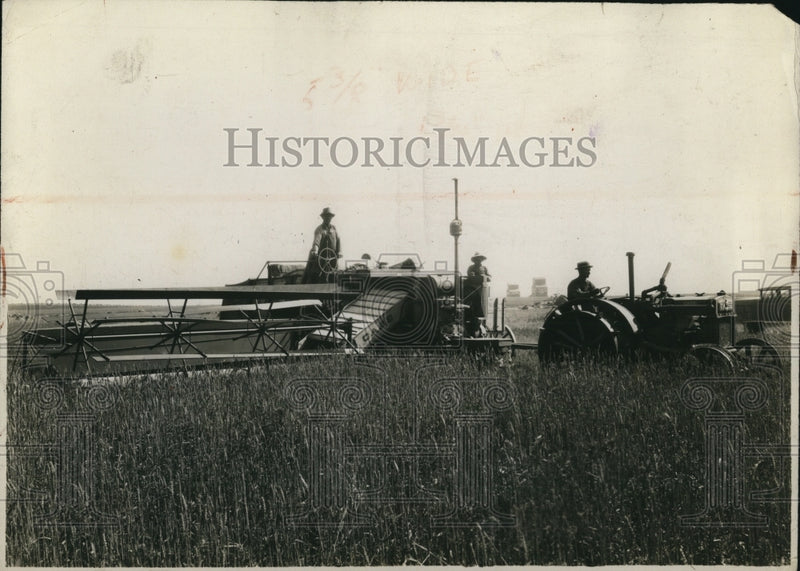Load image into Gallery viewer, 1928 Press Photo Harvesting Western Canada
