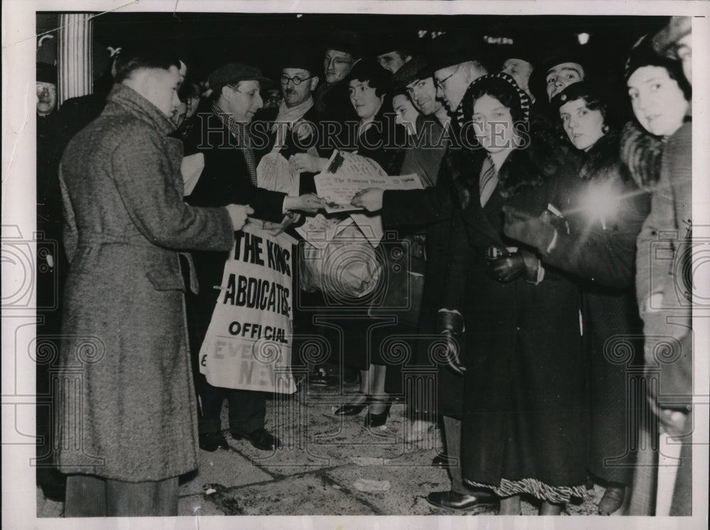 1936 Press Photo London Crowd reads King Edward's Abdication