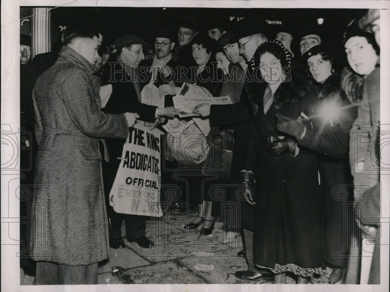 Load image into Gallery viewer, 1936 Press Photo London Crowd reads King Edward's Abdication
