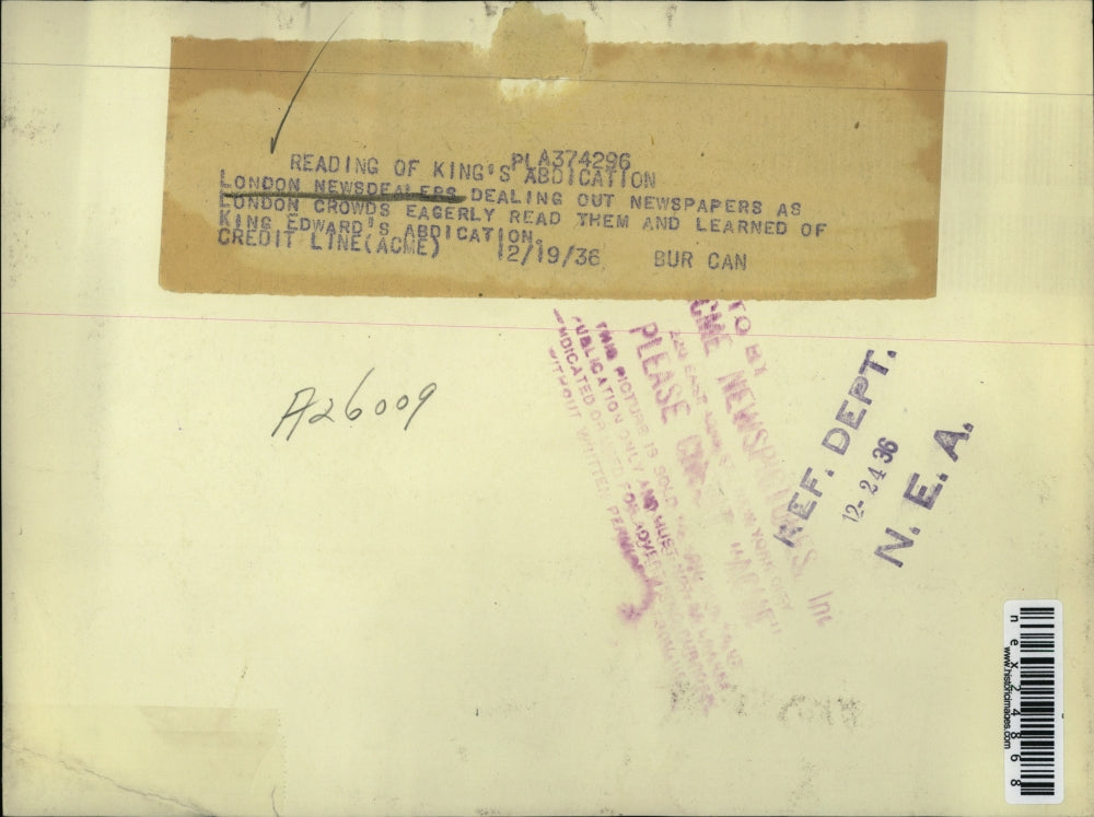 1936 Press Photo London Crowd reads King Edward's Abdication