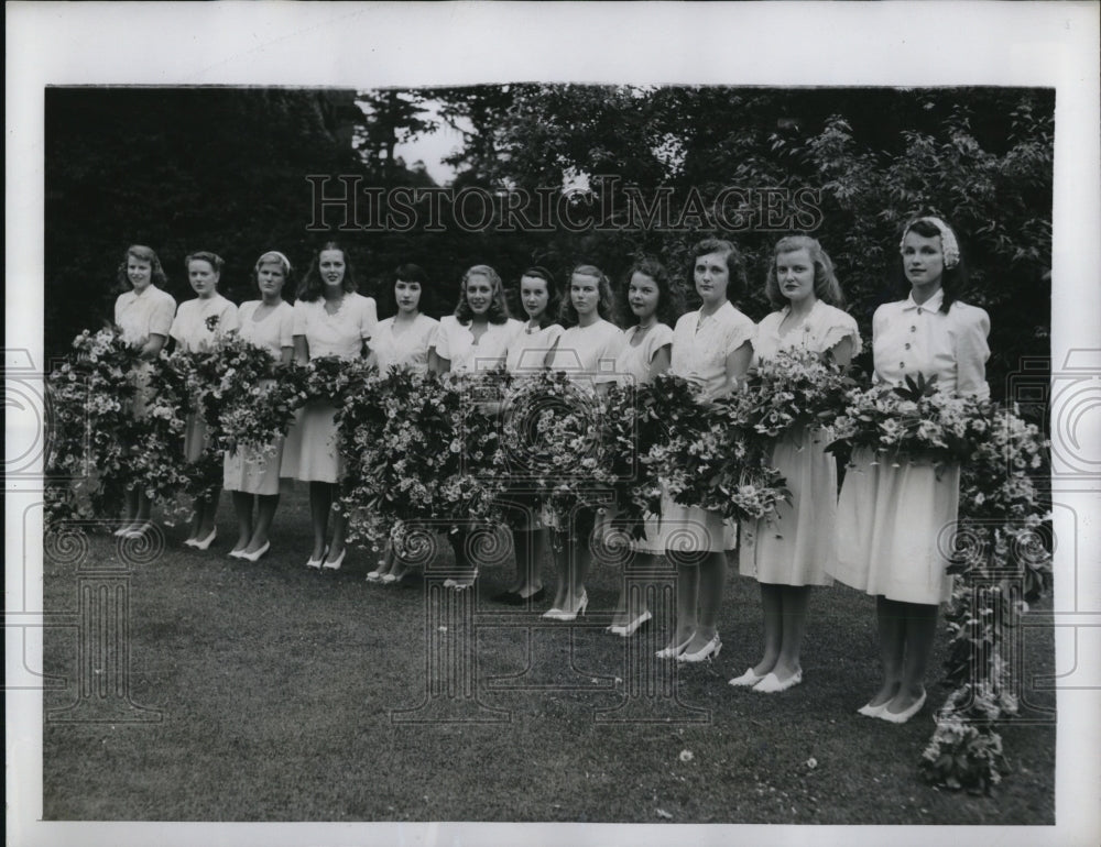 1947 Press Photo Vassar Daisy Chain pose 1st picture released by school