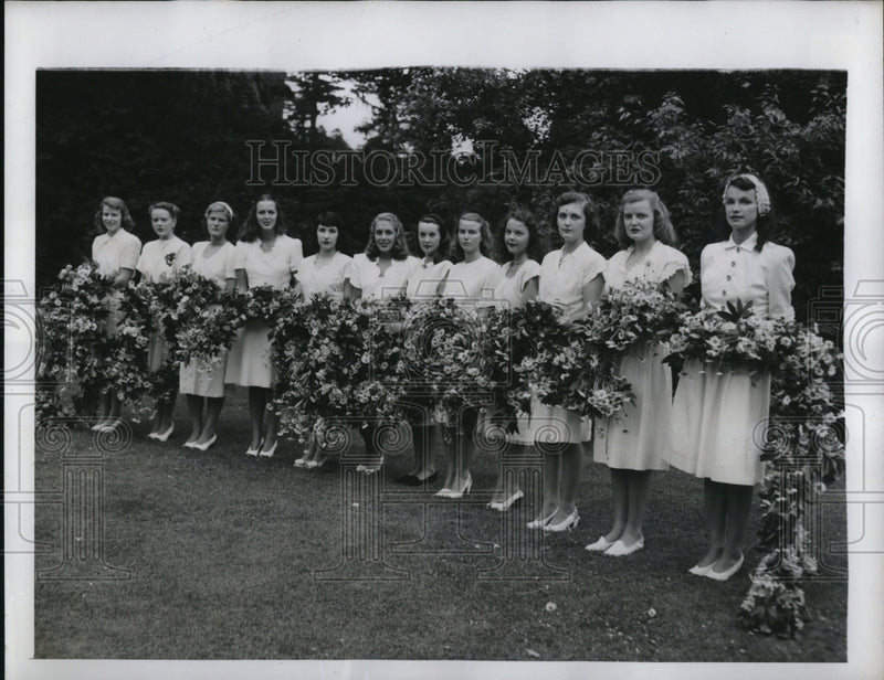 Load image into Gallery viewer, 1947 Press Photo Vassar Daisy Chain pose 1st picture released by school
