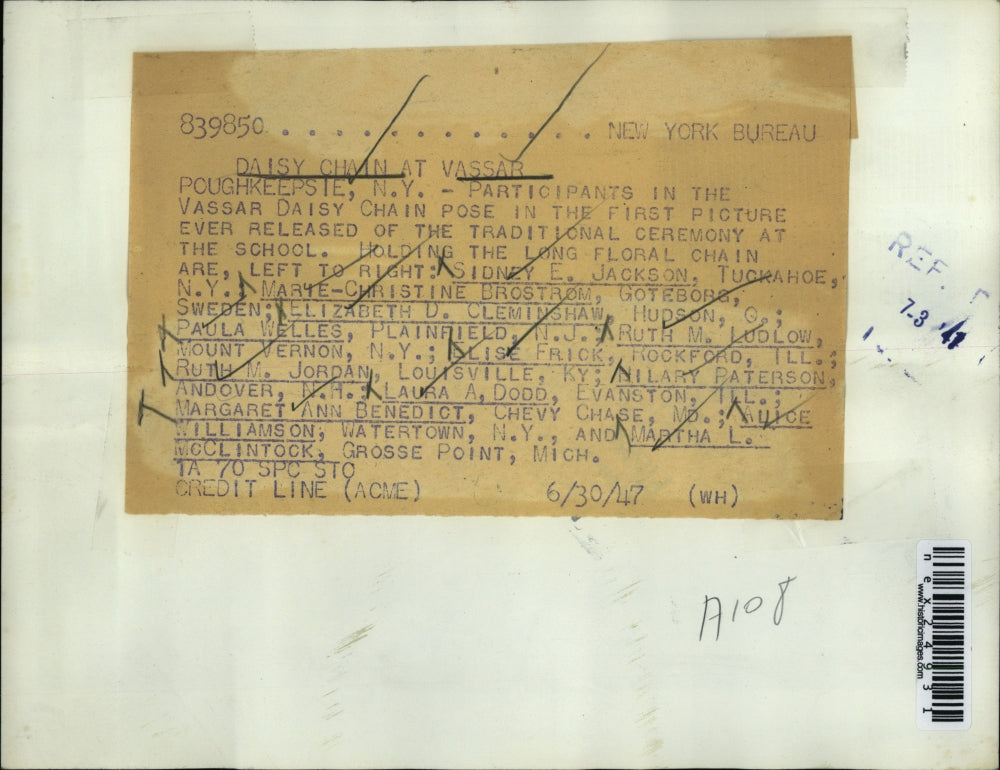 1947 Press Photo Vassar Daisy Chain pose 1st picture released by school