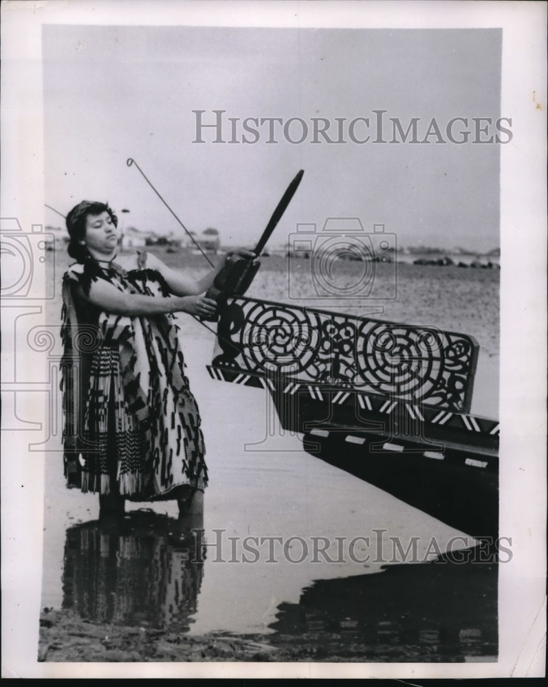 Load image into Gallery viewer, 1950 Press Photo Maori Miss Portrays Wairaka Heroine Canoe Journey
