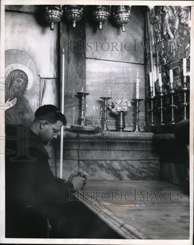 1957 Press Photo A monk prays in the Sepulchre.