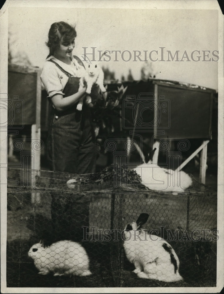 1923 Press Photo Charlotta MacPherson on Santa Monica rabbit farm