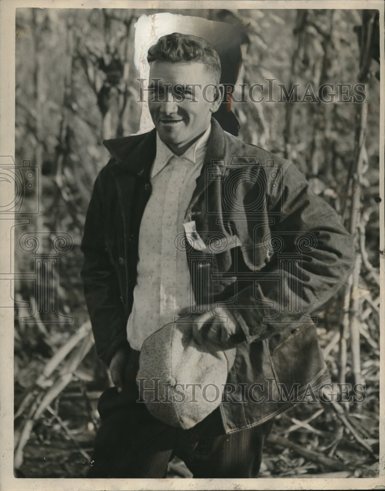 1929 Press Photo Walter Olson of Rio Ill wins corn husking contest