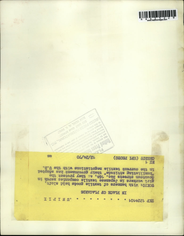 1970 Press Photo Toyko Japan banners of textile goods in protest march