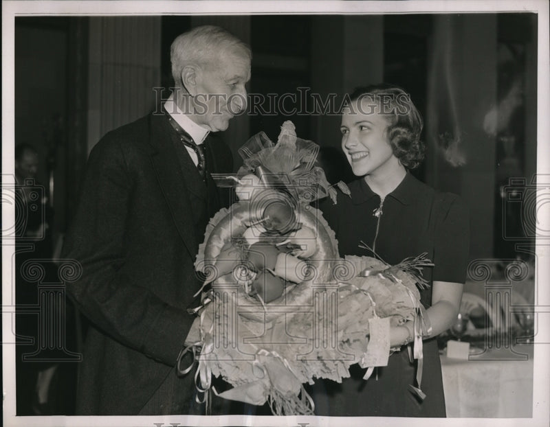 Load image into Gallery viewer, 1937 Press Photo Col Edward H Snyder &amp; Betty McDonnell at NY Humane Society tea
