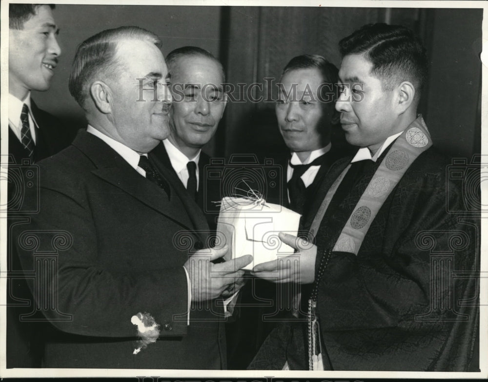 1934 Press Photo Mayour Frank Shaw greet Archbishop Abbot S.J. Ohtani