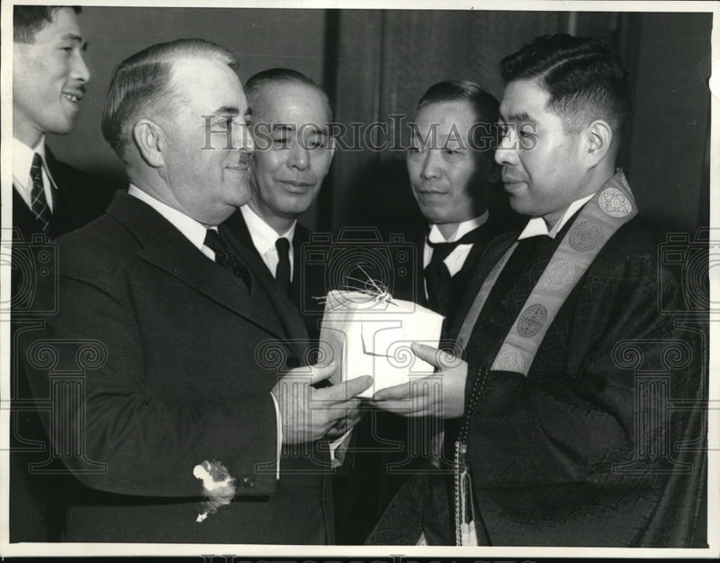 Load image into Gallery viewer, 1934 Press Photo Mayour Frank Shaw greet Archbishop Abbot S.J. Ohtani
