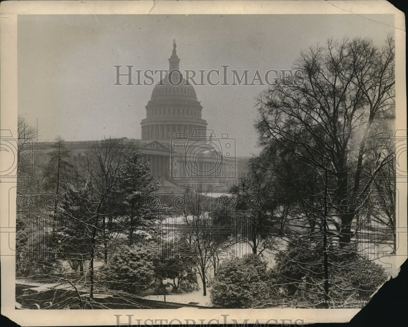 Load image into Gallery viewer, 1926 Press Photo View of the Capitol with its Dome Snowclad
