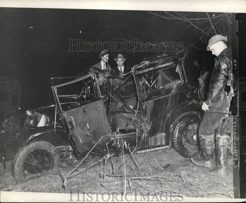 Load image into Gallery viewer, 1939 Press Photo Car plunged into river in Vicksburg, Miss., bridge washout
