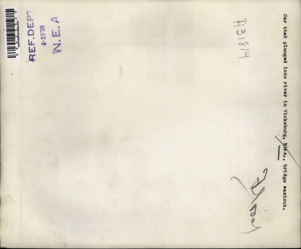 1939 Press Photo Car plunged into river in Vicksburg, Miss., bridge washout