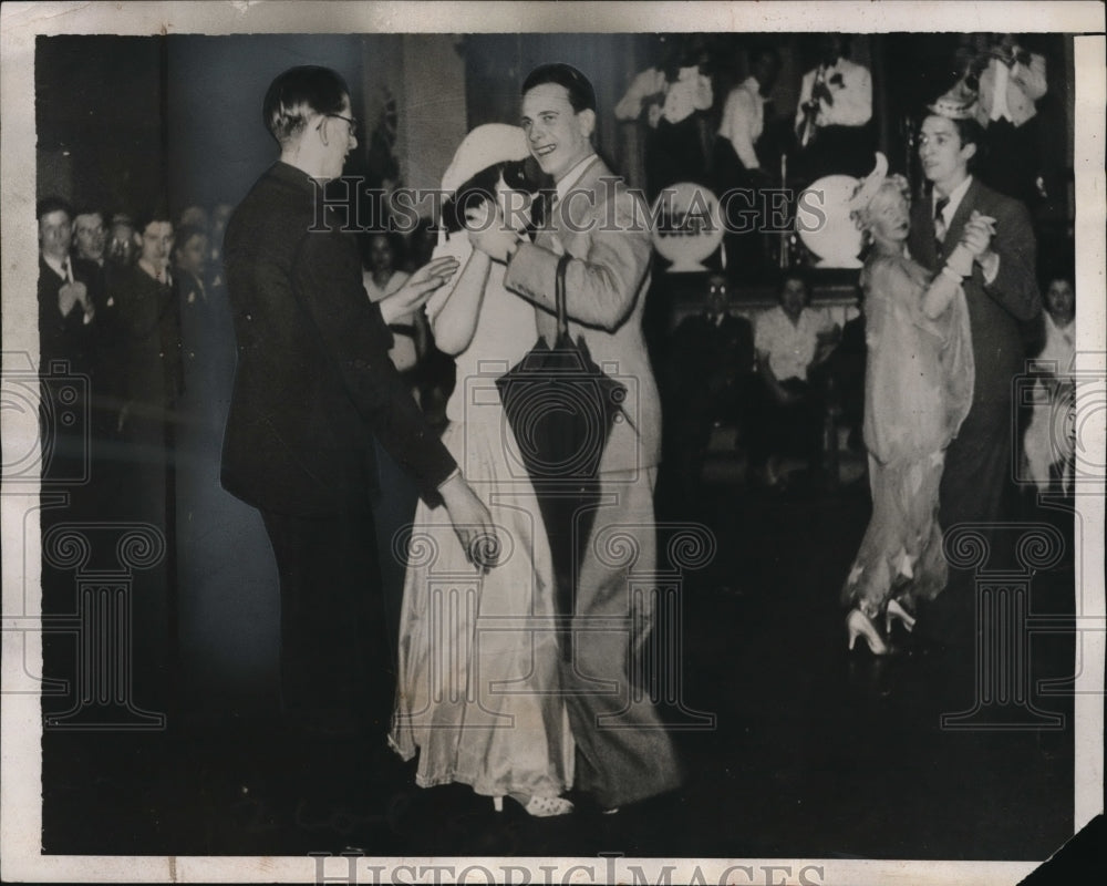 1939 Press Photo Introducing the Chamberlain