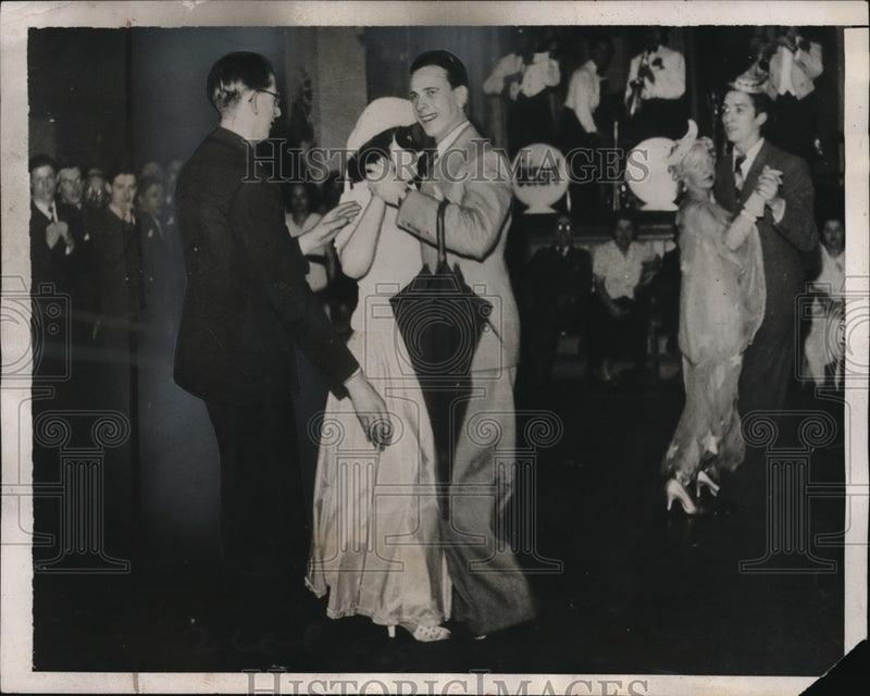 Load image into Gallery viewer, 1939 Press Photo Introducing the Chamberlain
