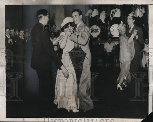1939 Press Photo Introducing the Chamberlain