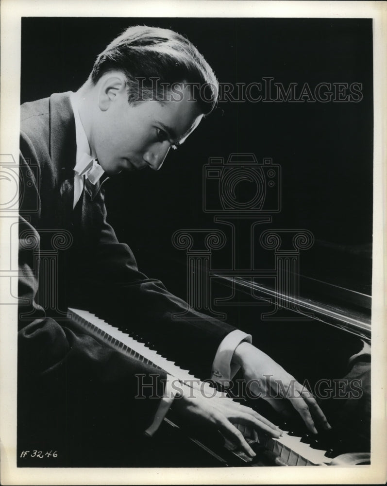 Load image into Gallery viewer, 1983 Press Photo Hungarian born pianist Tamas Vasary at his piano
