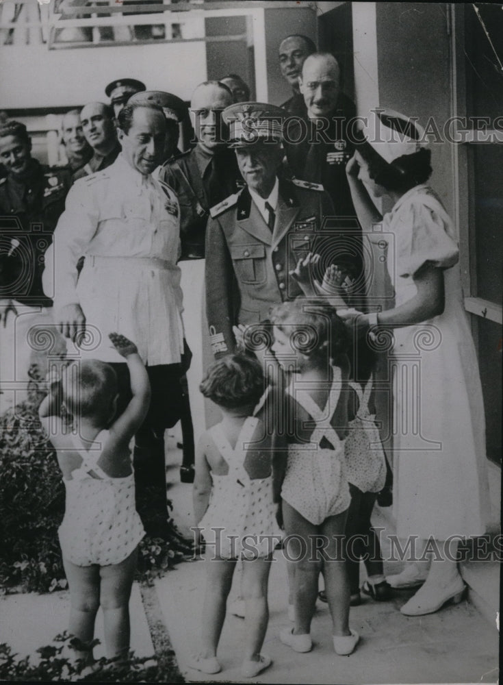 1937 Press Photo Young Children Salute King Victor Emmanuel and Achillesstarace