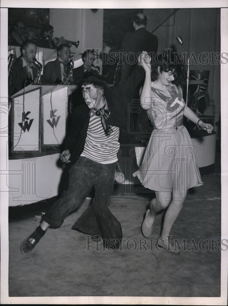 1953 Press Photo Student of West Berlin Art Academy at Zinnober celebrations