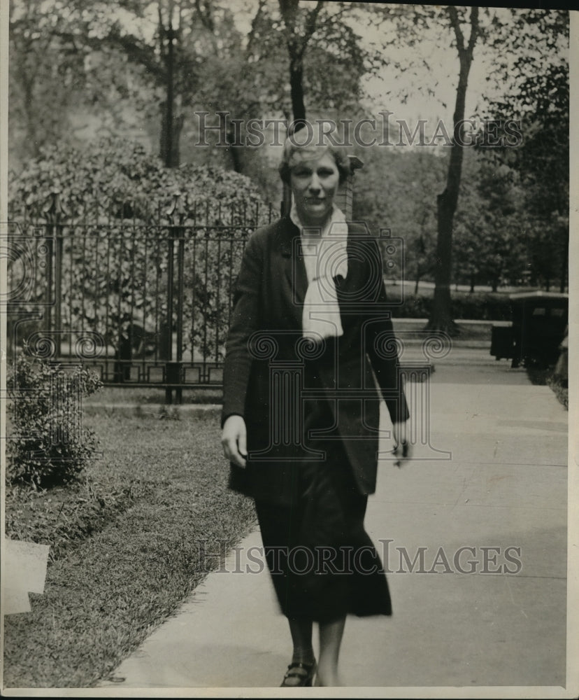 1929 Press Photo Mrs. Augusta R. McDonald walking in the park
