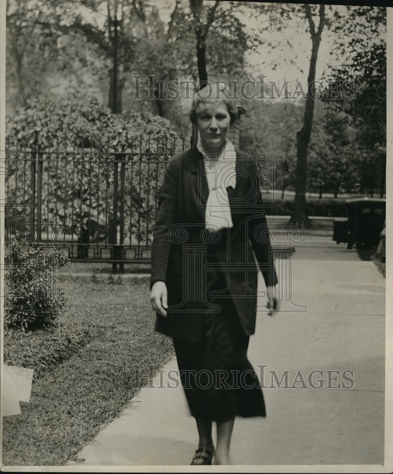 Load image into Gallery viewer, 1929 Press Photo Mrs. Augusta R. McDonald walking in the park

