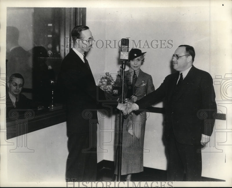 Load image into Gallery viewer, 1936 Press Photo George Engles congratulating OB Hanson w/ Lucille Manners
