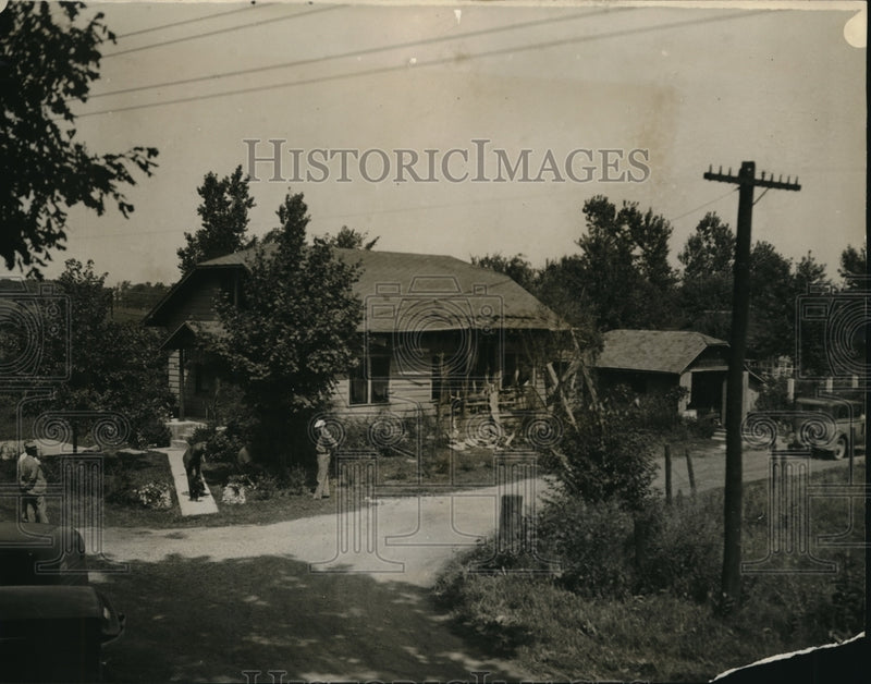 Load image into Gallery viewer, 1934 Press Photo Mayor Godfrey Ott's home was bombed
