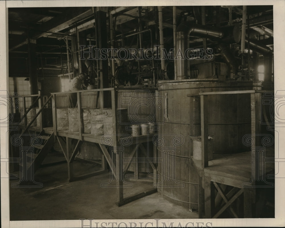 1941 Press Photo 1st step in purification of crude quinine sulphate