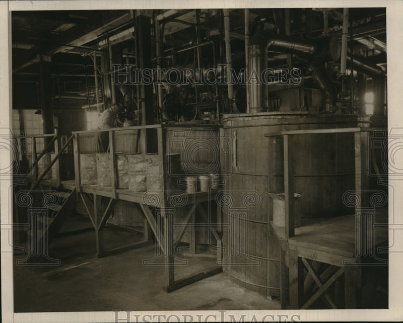 Load image into Gallery viewer, 1941 Press Photo 1st step in purification of crude quinine sulphate
