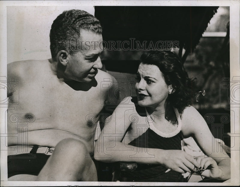 Load image into Gallery viewer, 1935 Press Photo Mr &amp; Mrs Cornelius Vanderbilt honeymoon in Southern California
