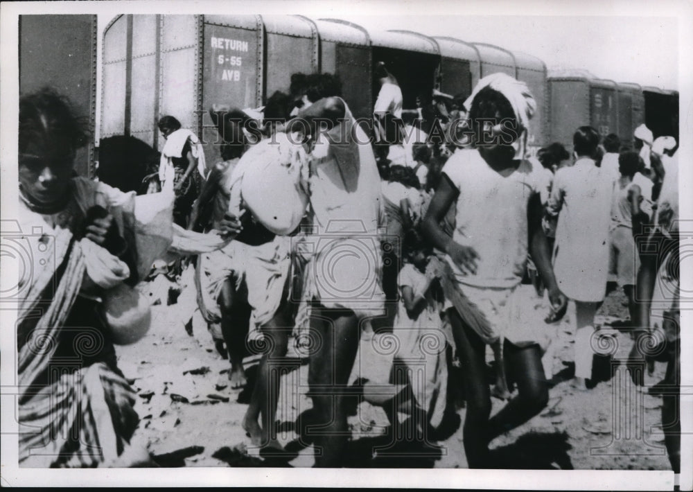 1953 Press Photo Rioters loot grain wagons at Vijayawada Railway Station, at
