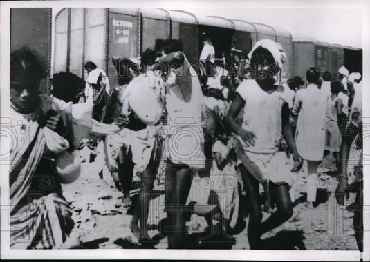 1953 Press Photo Rioters loot grain wagons at Vijayawada Railway Station, at