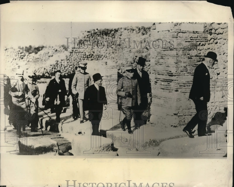 Load image into Gallery viewer, 1930 Press Photo King of Italy during his visit to Naples traveling through
