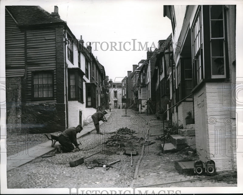 Load image into Gallery viewer, 1956 Press Photo Workmen repair ancient roads in Rye, England.
