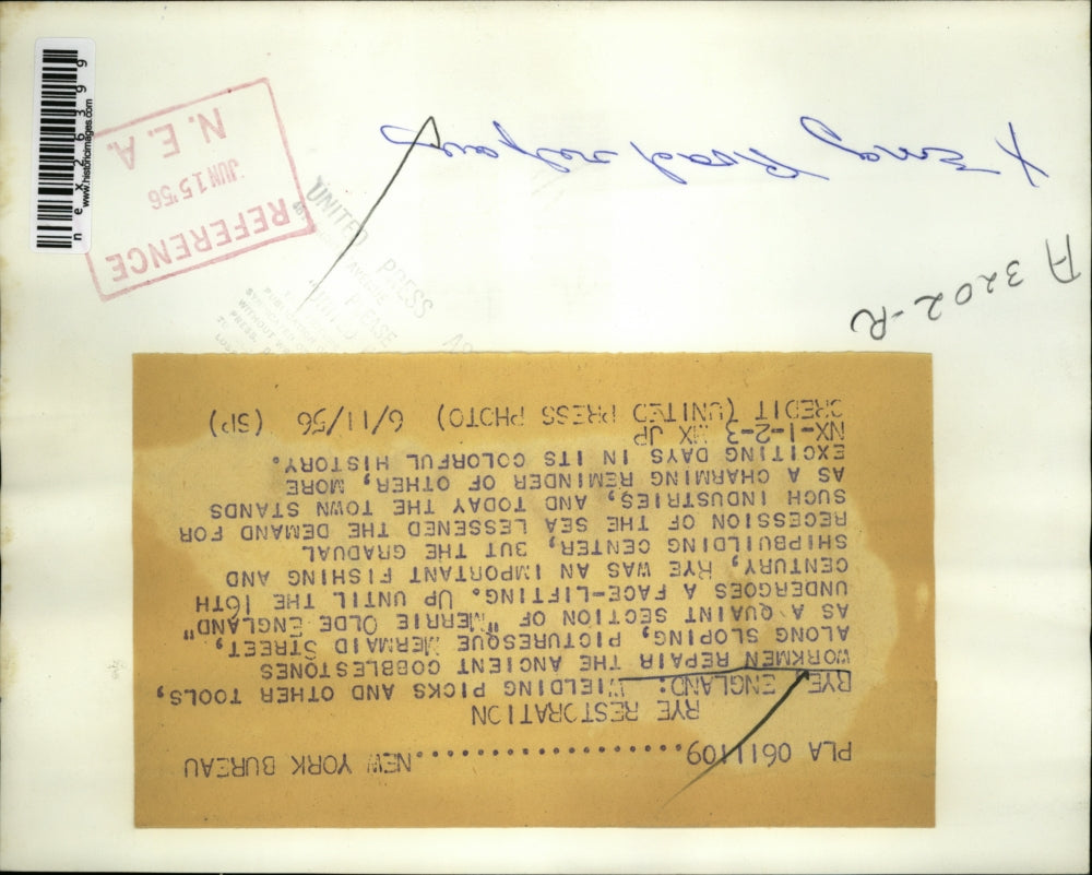 1956 Press Photo Workmen repair ancient roads in Rye, England.