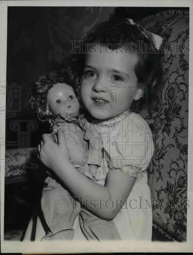 1948 Press Photo Wendy Ray Stooking, holder of social security card.