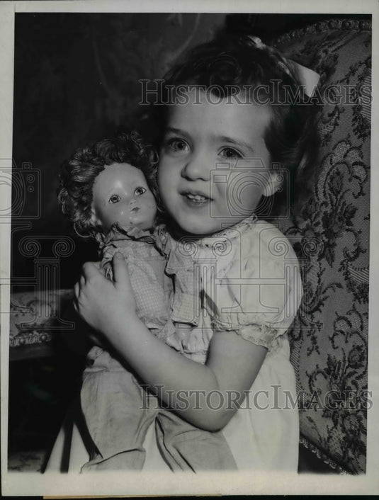 1948 Press Photo Wendy Ray Stooking, holder of social security card.