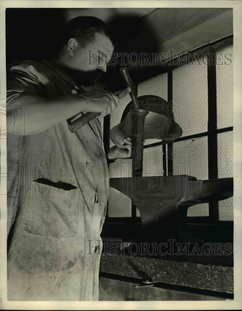 1939 Press Photo Kenneth Lynch operator of workshop in Long Island, New York.