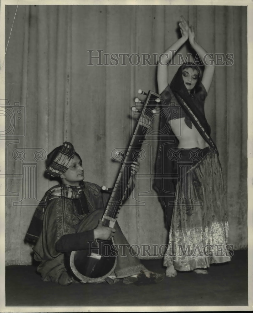 1937 Press Photo Hindu group Sarat Lahiri and Chandea, a Nautch dancer