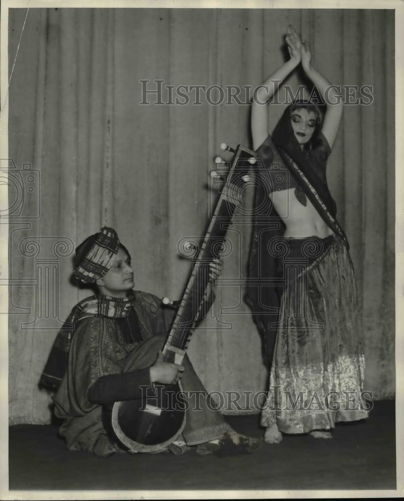 Load image into Gallery viewer, 1937 Press Photo Hindu group Sarat Lahiri and Chandea, a Nautch dancer
