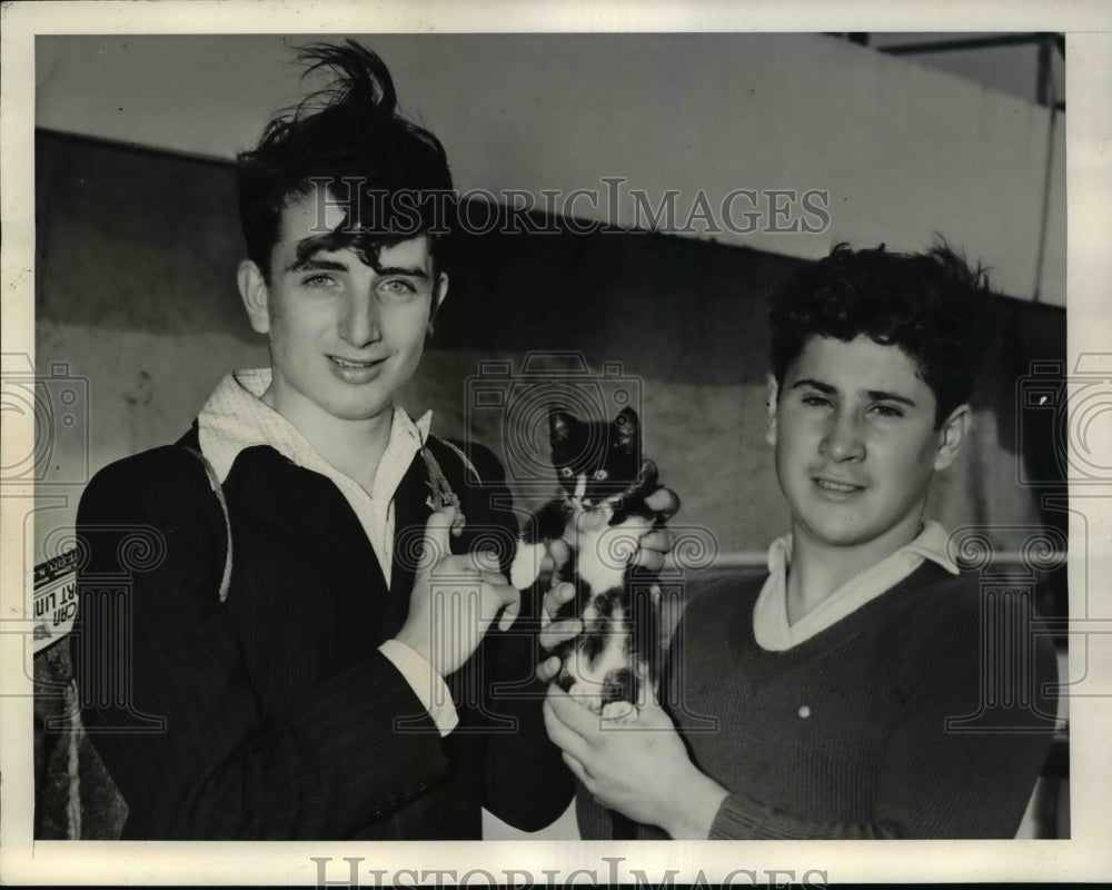 1941 Press Photo Alfred Perry and brother Arthur Perry with their cat Raf