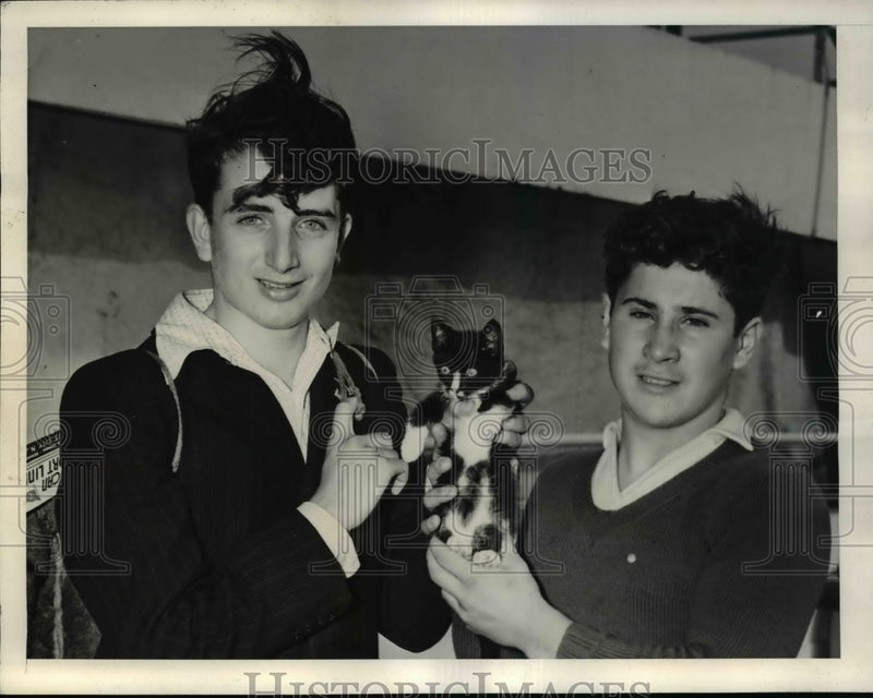 Load image into Gallery viewer, 1941 Press Photo Alfred Perry and brother Arthur Perry with their cat Raf
