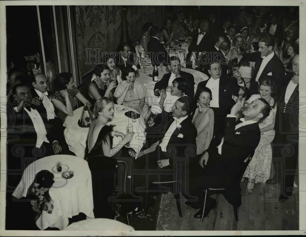1934 Press Photo revelers at New Year's Eve party at Petit Palais, New York