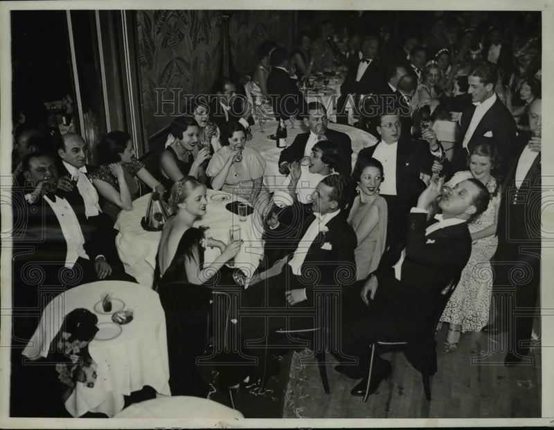 Load image into Gallery viewer, 1934 Press Photo revelers at New Year's Eve party at Petit Palais, New York
